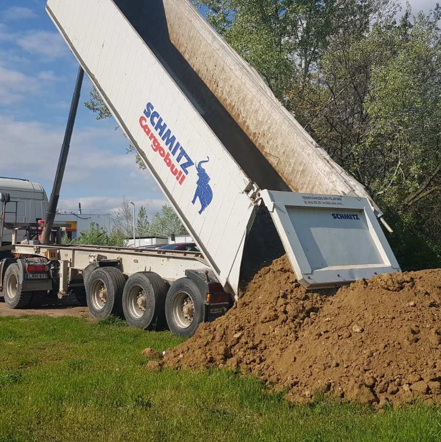 Megjött az első kamion töltőföld.
